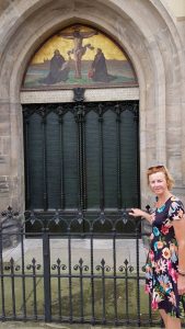 Bij de roemruchte deur waar Luther zijn 95 stellingen poneerde